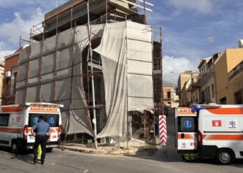 Ispica, incidente sul lavoro: camion travolge impalcatura. C’è un ferito