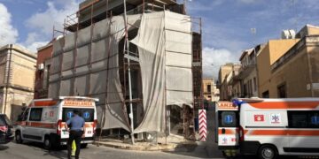 Ispica, incidente sul lavoro: camion travolge impalcatura. C’è un ferito