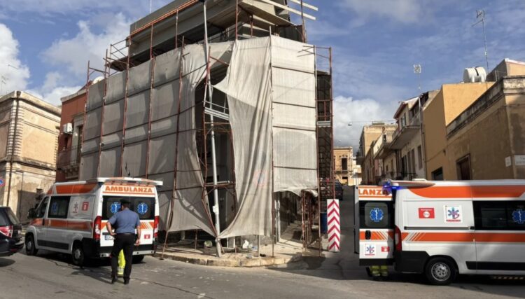 Ispica, incidente sul lavoro: camion travolge impalcatura. C’è un ferito