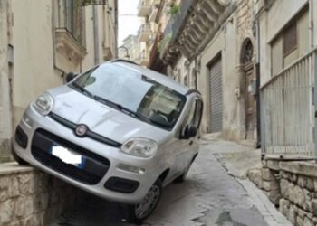 Modica, perde il controllo della propria Panda che per poco non si ribalta