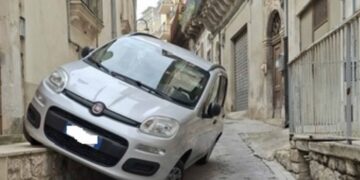Modica, perde il controllo della propria Panda che per poco non si ribalta