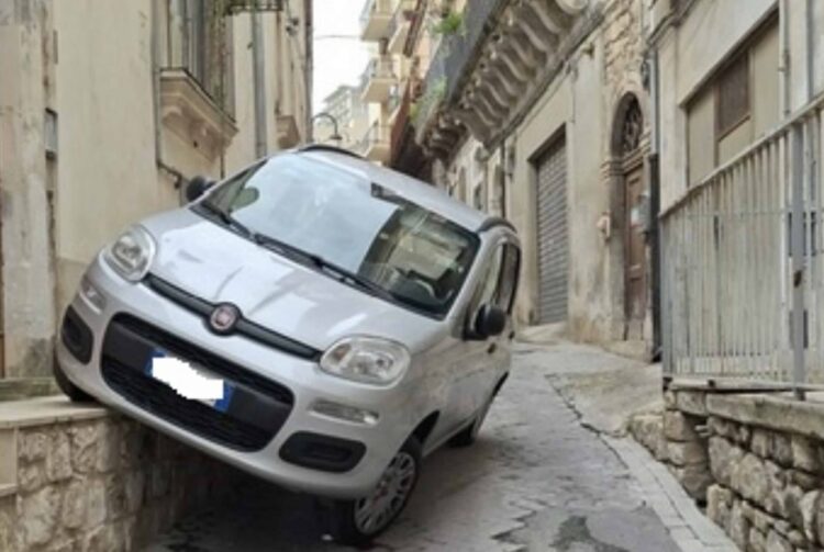 Modica, perde il controllo della propria Panda che per poco non si ribalta