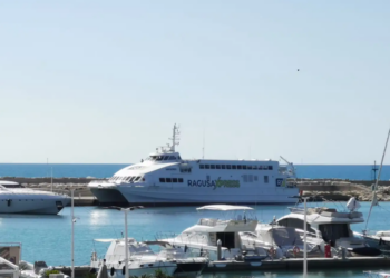 Marina di Ragusa, prove di accosto per il catamarano che garantirà il collegamento con Malta