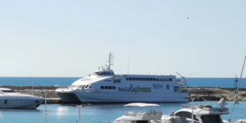 Marina di Ragusa, prove di accosto per il catamarano che garantirà il collegamento con Malta