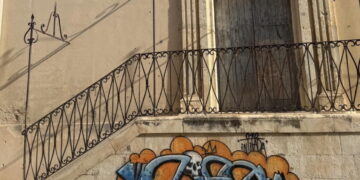 Vittoria, un graffito sulla scalinata di accesso alla basilica di San Giovanni Battista: indignazione unanime