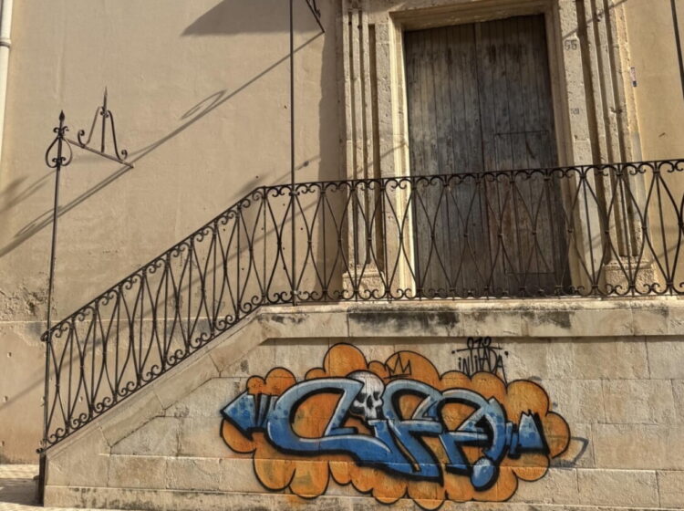 Vittoria, un graffito sulla scalinata di accesso alla basilica di San Giovanni Battista: indignazione unanime