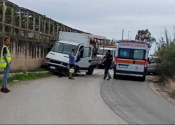 Vittoria, scontro tra furgone e auto: due feriti