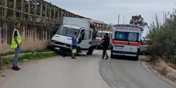 Vittoria, scontro tra furgone e auto: due feriti