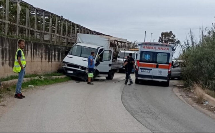 Vittoria, scontro tra furgone e auto: due feriti