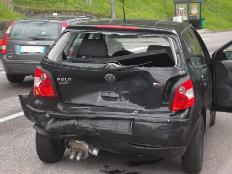 Tampona auto e picchia guidatore, l’episodio in via Ettore Fieramosca a Ragusa