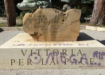 Vittoria, atto vandalico ai danni del monumento ai caduti all’interno della villa comunale