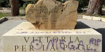 Vittoria, atto vandalico ai danni del monumento ai caduti all’interno della villa comunale
