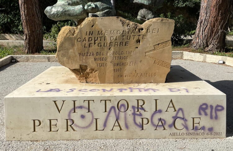 Vittoria, atto vandalico ai danni del monumento ai caduti all’interno della villa comunale