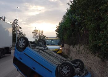 Vittoria, Fiat Panda si ribalta. Alla guida una ragazza