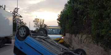 Vittoria, Fiat Panda si ribalta. Alla guida una ragazza