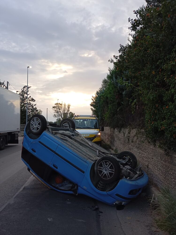 Vittoria, Fiat Panda si ribalta. Alla guida una ragazza