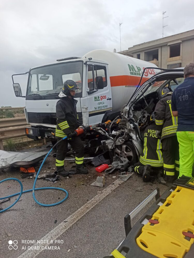 Grave incidente questa mattina a Ispica, scontro tra un autocarro che trasportava gpl e una vettura