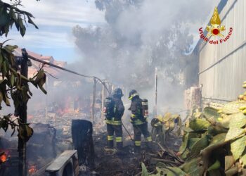 Vittoria, in fiamme un frigorifero di fiori