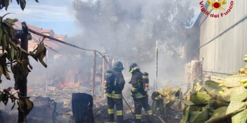 Vittoria, in fiamme un frigorifero di fiori