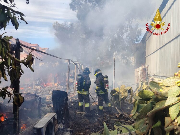 Vittoria, in fiamme un frigorifero di fiori