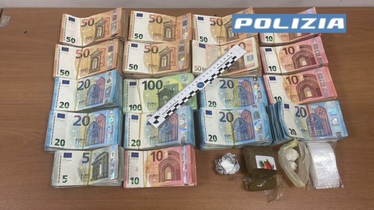 Hashish, cocaina e 47mila euro in contanti in una casa del centro storico di Ragusa, arrestato un gambiano di 23 anni