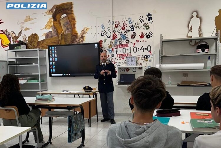 Modica, la polizia tra i banchi di scuola per parlare di bullismo e cyberbullismo