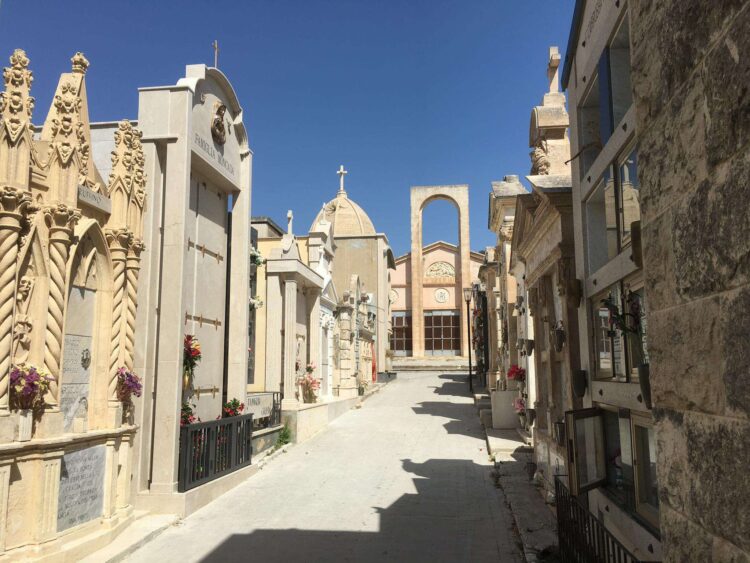 Ispica e la pubblica illuminazione all’interno del cimitero, affidati i lavori
