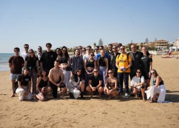 Marina di Modica, trenta studenti di cinque nazioni ripuliscono il litorale