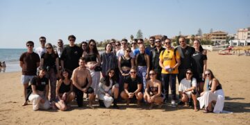 Marina di Modica, trenta studenti di cinque nazioni ripuliscono il litorale