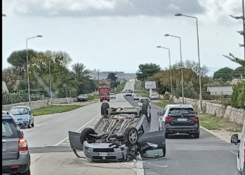 Auto si ribalta sulla Ragusa mare