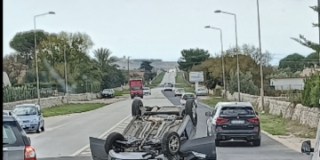 Auto si ribalta sulla Ragusa mare