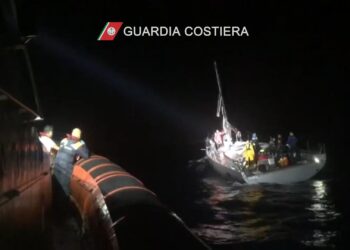 La Guardia costiera di Pozzallo presta soccorso a un velista infortunato