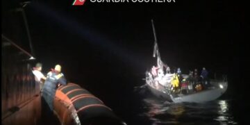 La Guardia costiera di Pozzallo presta soccorso a un velista infortunato