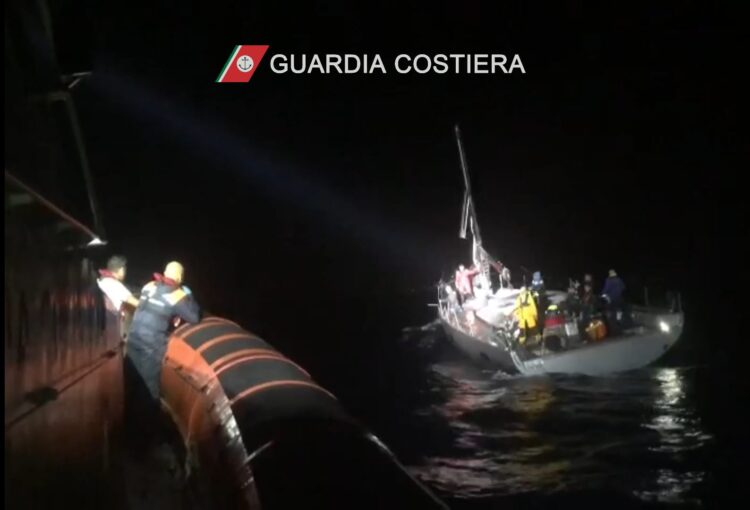 La Guardia costiera di Pozzallo presta soccorso a un velista infortunato