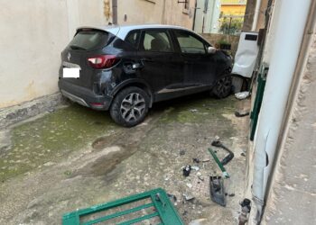 Scicli, scontro tra due auto: l’urto a una caldaia provoca la perdita di gas
