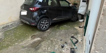 Scicli, scontro tra due auto: l’urto a una caldaia provoca la perdita di gas