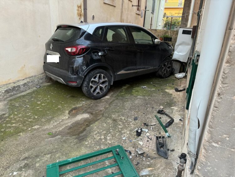 Scicli, scontro tra due auto: l’urto a una caldaia provoca la perdita di gas