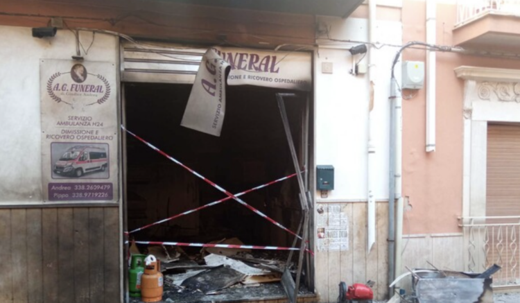 Comiso, individuato il presunto autore dell’attentato all’agenzia di pompe funebri di via Regolo