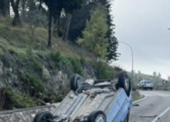 Chiaramonte, auto si ribalta sulla Sp 8. Mezzo distrutto, conducente illeso