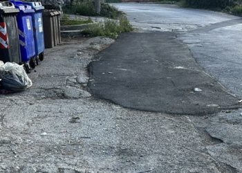 Modica, esce di casa per buttare la spazzatura e si frattura una gamba per la strada pietosa