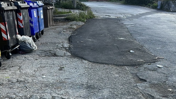 Modica, esce di casa per buttare la spazzatura e si frattura una gamba per la strada pietosa