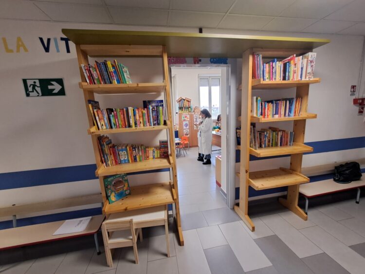 Vittoria, donata una libreria piena di volumi per i piccoli pazienti dell’ospedale Guzzardi