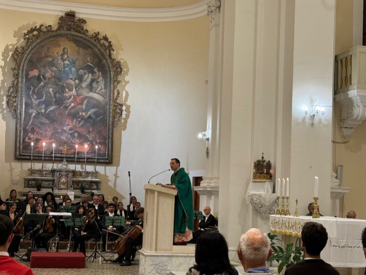 Giarratana, l’ultimo saluto al parroco dimissionario