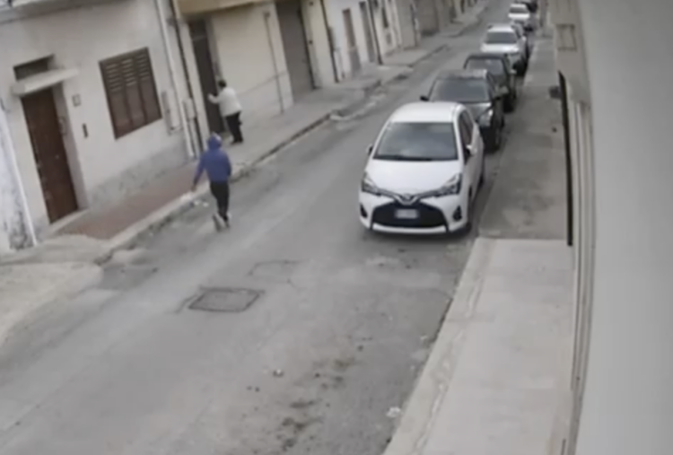 Vittoria, evade i domiciliari per uno scippo che fa cadere a terra un’anziana: finisce in cella