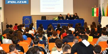 Ragusa, la polizia tra i banchi di scuola