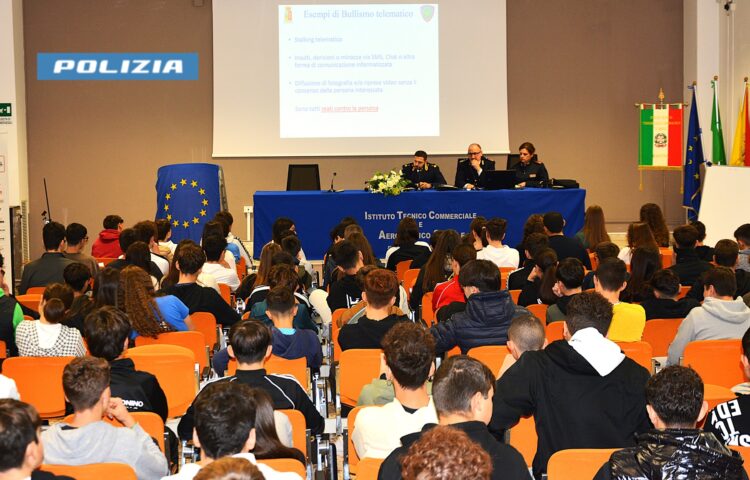 Ragusa, la polizia tra i banchi di scuola