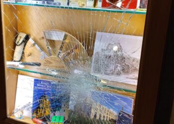 Modica, danneggiata dai vandali la vetrinetta di una cartolibreria
