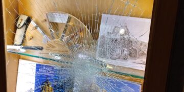 Modica, danneggiata dai vandali la vetrinetta di una cartolibreria
