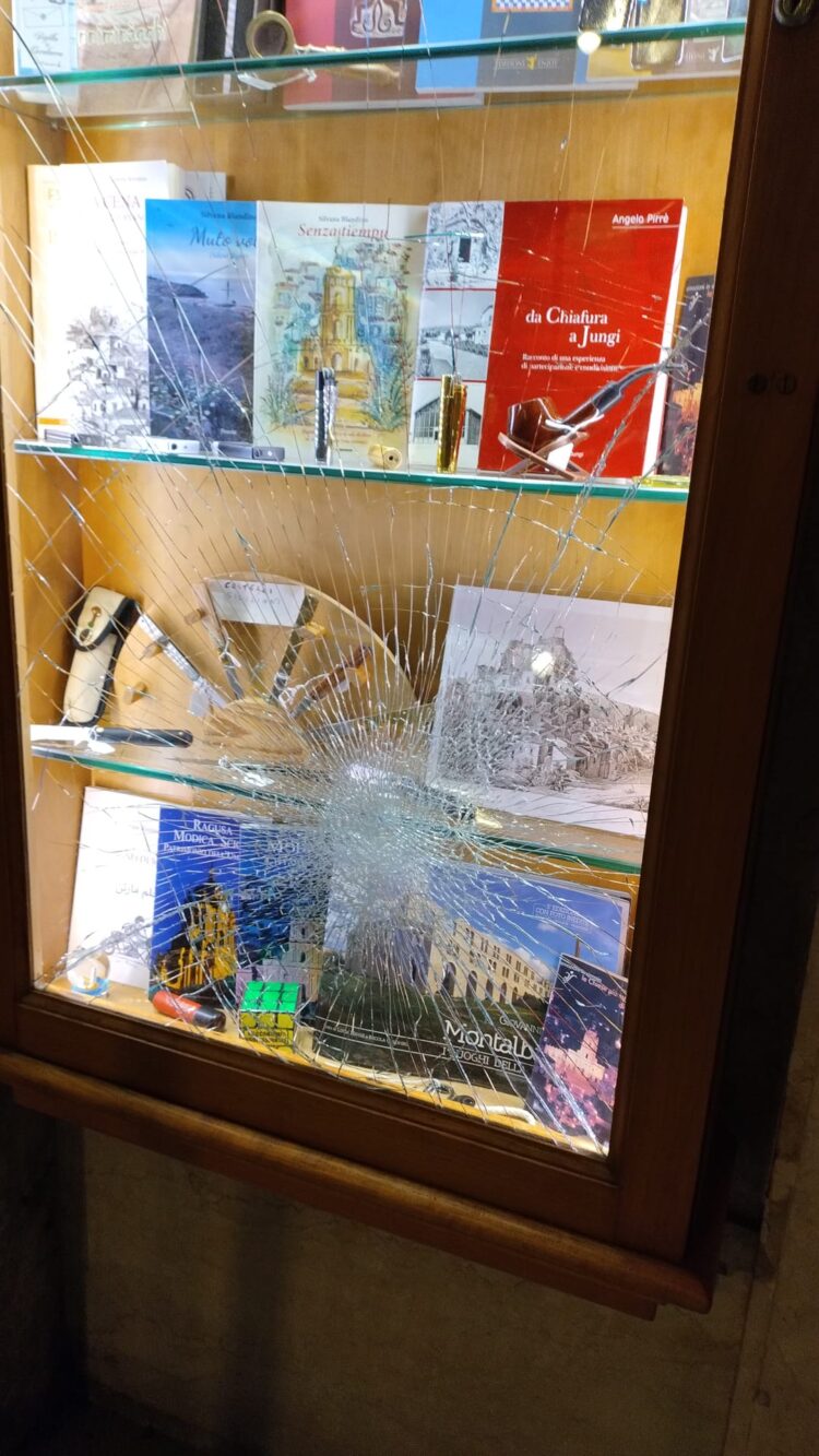 Modica, danneggiata dai vandali la vetrinetta di una cartolibreria