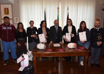 Ragusa, il questore firma il protocollo de “La valigia di salvataggio” con i sindaci di Comiso e Modica